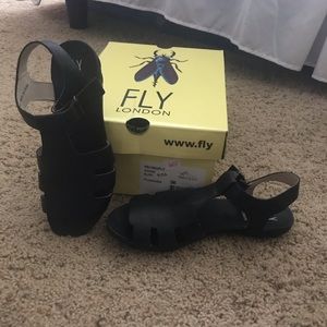 Fly London Mousse sandal in black sz 36